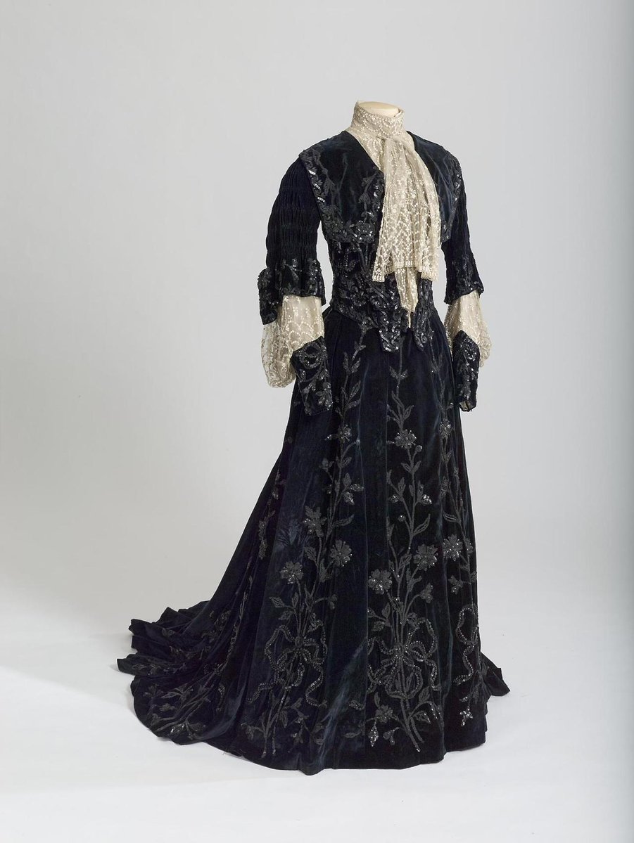 wikivictorian's tweet photo. Evening dress, 1902-03. State Hermitage Museum. https://t.co/AFW6YBzE2q