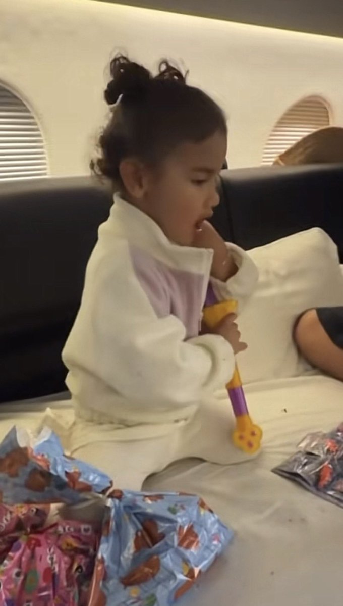BMOidd9's tweet photo. @vladimoffss She sits just like any other child https://t.co/p5pcmkCR2i