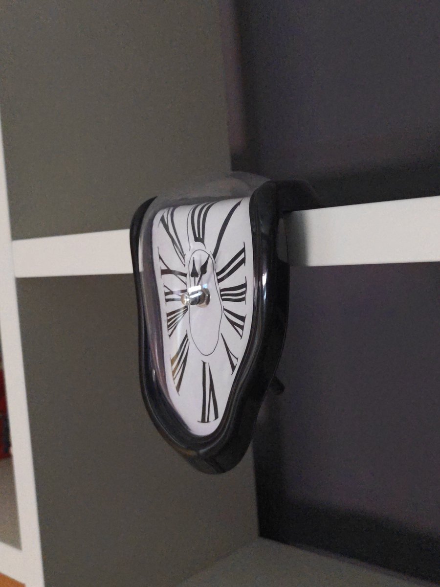 bujarralopez's tweet photo. @mewcxn a mi se me ha derretido el reloj imaginate https://t.co/MIISrhnCDO