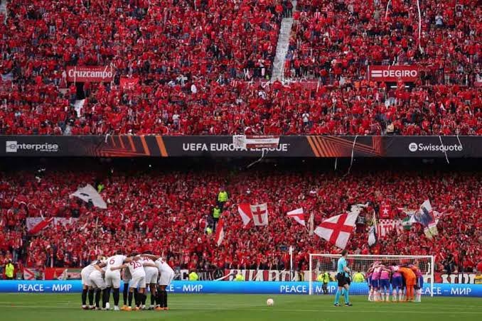 ElCiceroneSVQ's tweet photo. Posiblemente Sevilla sea el último gran bastión del fútbol por excelencia que queda en España. Y sí, he dicho fútbol de verdad.
Porque en pocas ciudades de España se vive todavía el fútbol como se vive aquí.
Sevilla FC y Real Betis no son simplemente dos equipos. Son dos formas de entender la vida y la misma ciudad, dos familias enfrentadas durante generaciones, dos colores que se heredan y una rivalidad que forma parte de la propia identidad de la ciudad.
Aquí se discute de fútbol en el bar, en el trabajo, en casa, en la calle… y también con quien no conoces de nada.
Mientras en otras ciudades el fútbol parece caminar cada vez más hacia el negocio, el espectáculo, el centralismo y las grandes marcas, en Sevilla todavía conserva algo mucho más antiguo:
pertenencia.
Aquí no se elige un equipo porque gane más o porque tenga mejores jugadores.
Aquí,, se nace del Sevilla o del Betis.
Y quizá por eso Sevilla siga siendo uno de los últimos lugares de España donde el fútbol no es solamente fútbol.
Es una manera de vivir.