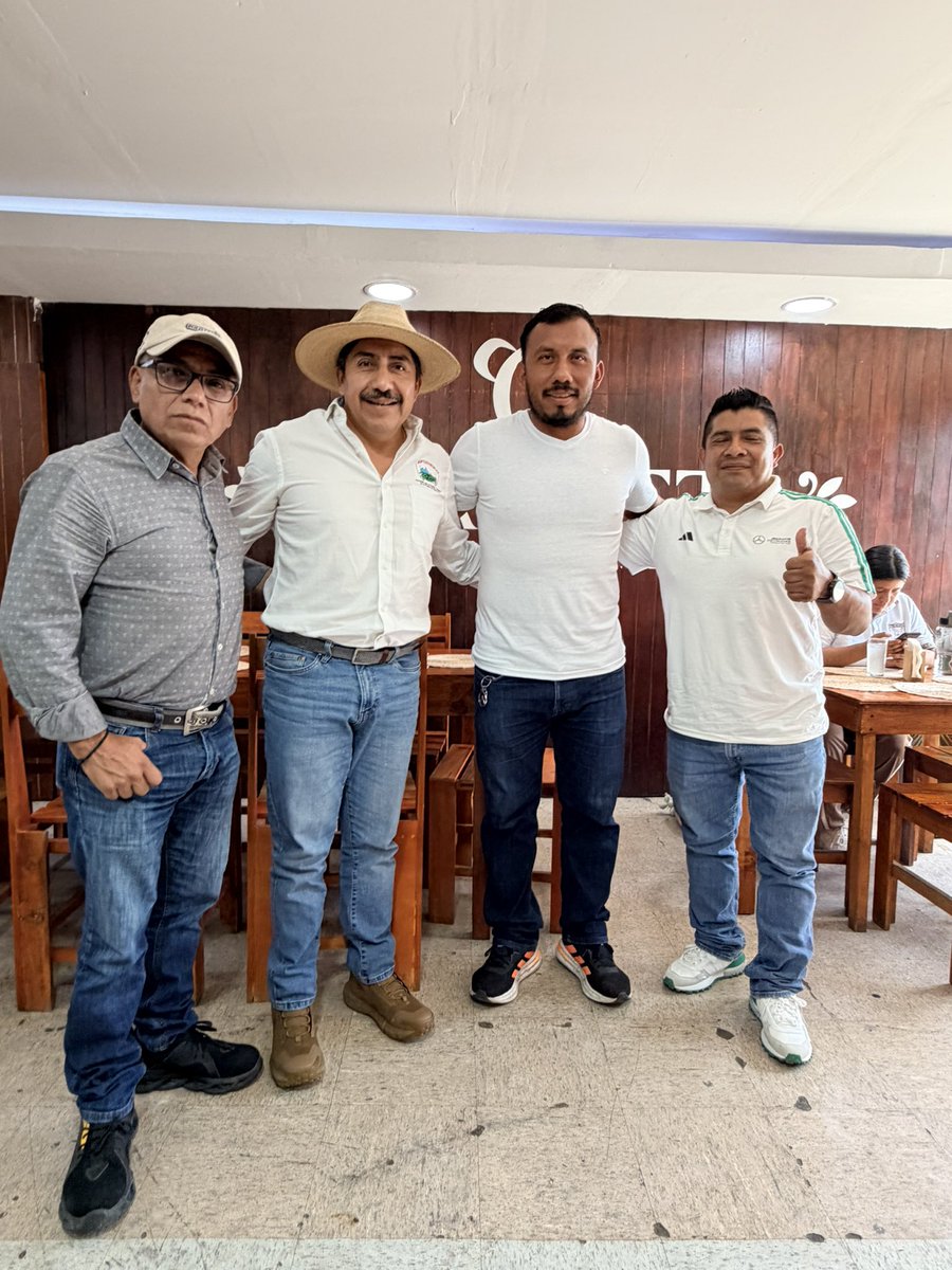 afodepoac's tweet photo. Con mi amigo Mario Urbano Carreño, de Generando Alianzas por la Cuenca, sumamos fuerzas, alianzas y voluntad p/transformar con hechos y generar mejores condiciones para nuestra gente. ¡Seguimos avanzando por Oaxaca! 🤝

#AFODEPO #SumandoYMultiplicando
#Tuxtepec 
@AntonioNio80189 https://t.co/lnNHmdk24Q