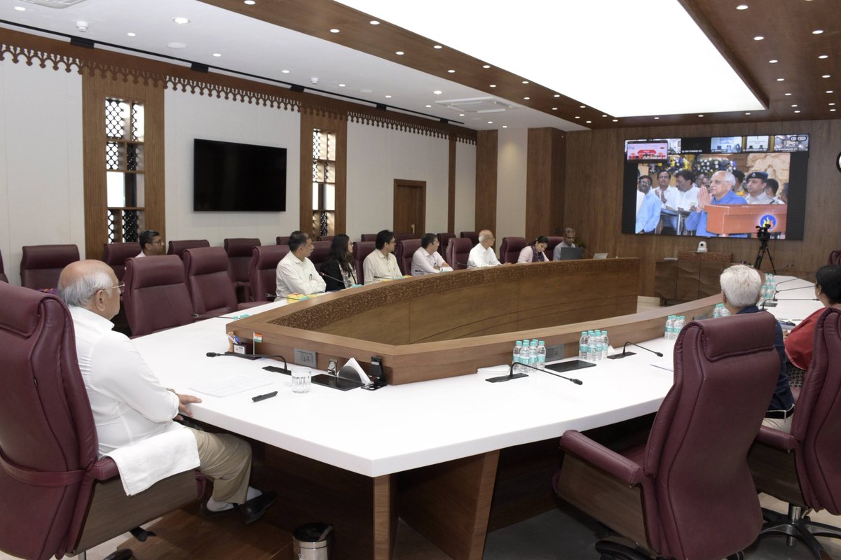 CMOGuj's tweet photo. મુખ્યમંત્રી શ્રી ભૂપેન્દ્રભાઈ પટેલે સોમનાથ મંદિરની વિવિધ અભિનવ પહેલનું આજે ગાંધીનગરથી વર્ચ્યુઅલ માધ્યમ દ્વારા લોંચીંગ કર્યું હતું.

સોમનાથ ટ્રસ્ટની શ્રદ્ધા, સુવિધા અને સેવાના ત્રિવેણી સંગમ સમી આ પહેલમાં સોમનાથ દાદાના પ્રસાદનું ઈકો ફ્રેન્ડલી-રિયુઝેબલ પેકીંગ, દેશ-વિદેશના યાત્રિકોની સોમનાથ યાત્રા વધુ સુલભ-સરળ અને વેલ પ્લાન્ડ બનાવતા વન સ્ટોપ સોલ્યુશન ‘સોમનાથ યાત્રા’ એપ્લીકેશનનું અપડેટેડ વર્ઝન તથા સોમનાથ દાદાને અર્પણ કરવામાં આવતા વસ્ત્રોનું ‘સૌના નાથ સોમનાથ’ અભિયાન અન્વયે 134 વૃદ્ધાશ્રમોના 10 હજારથી વધુ વડીલોને વિતરણ કરવાનો સમાવેશ થાય છે.
#SevaSankalpAbhiyan