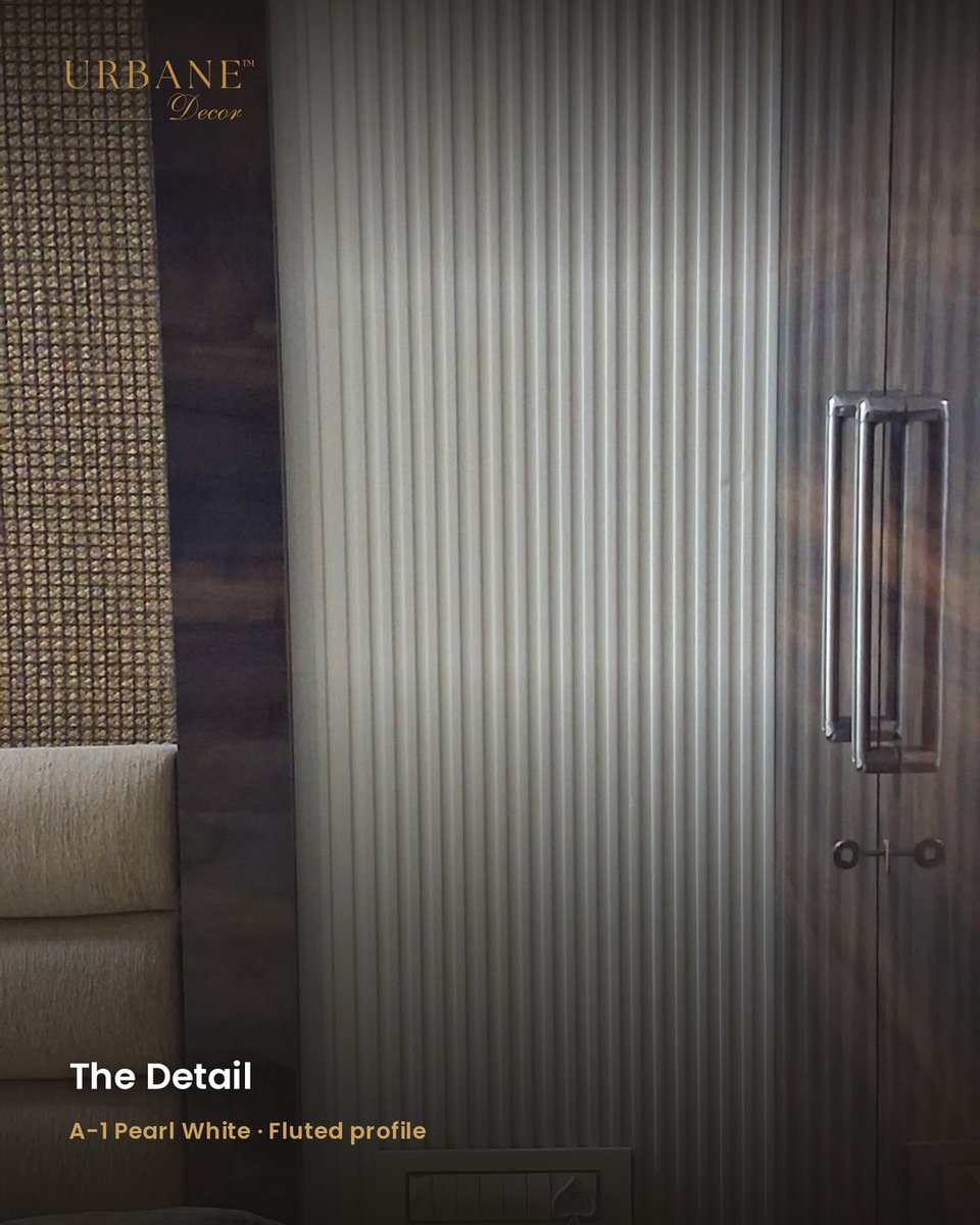 UrbaneDecor24's tweet photo. Two tones, one wall.

New install — Wudonn A-1 Pearl White framed in A-2 Charcoal Slate on the living-room feature wall, with Pearl White fluting on the bedroom wardrobe. Depth and warmth, without darkening the room.

#Wudonn #FlutedPanels #InteriorDesign #UrbaneDecor https://t.co/dOH84MLybP