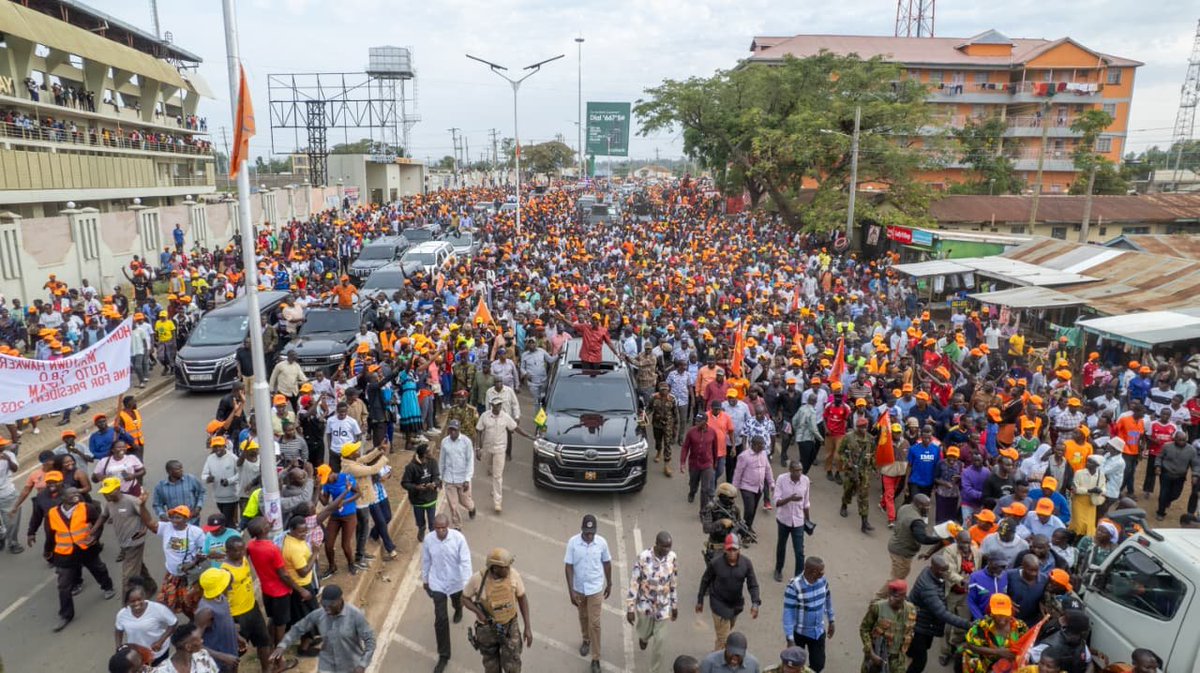 Aaroncheruiyot's tweet photo. Ugandans in Homa Bay welcome the visiting president.

According to the Mosquito Net tenderprenuer, the fodger of wills currently defrauding people in the U.S.A there's no way these  can be Kenyan voters. https://t.co/h4PBTNcNoF