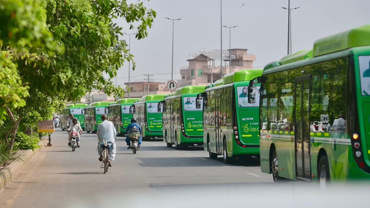 MaryamNSharif's tweet photo. Multan today gets its fleet of beautiful Green Buses. Total 164 buses for Multan alone. https://t.co/oW4cvDQdwd