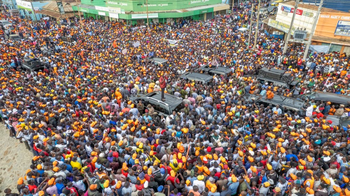 Aaroncheruiyot's tweet photo. Ugandans in Homa Bay welcome the visiting president.

According to the Mosquito Net tenderprenuer, the fodger of wills currently defrauding people in the U.S.A there's no way these  can be Kenyan voters. https://t.co/h4PBTNcNoF