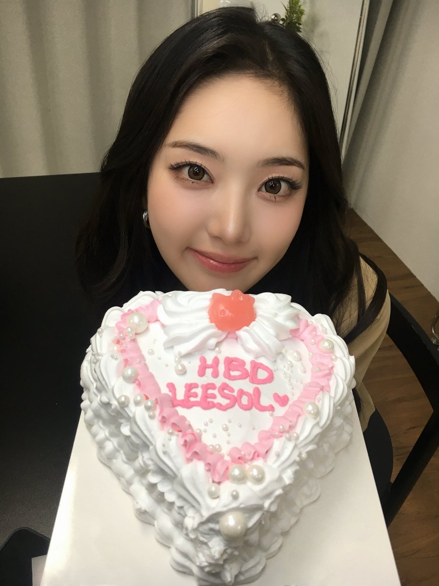 We_KiiiKiii's tweet photo. [📸] 
260918 💗HAPPY LEESOL DAY🥳💗

#KiiiKiii #키키
#LEESOL #이솔
#HAPPY_LEESOL_DAY https://t.co/dSfTqTDm1u