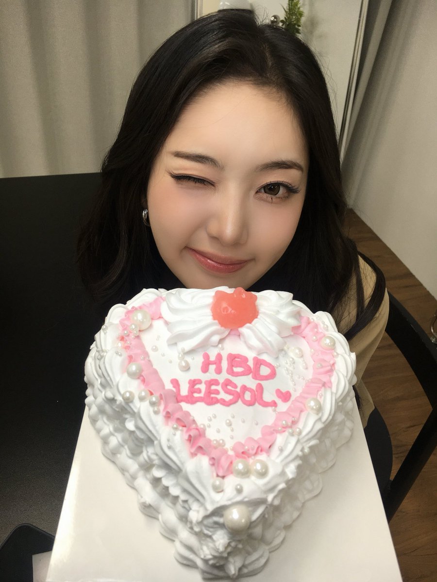 We_KiiiKiii's tweet photo. [📸] 
260918 💗HAPPY LEESOL DAY🥳💗

#KiiiKiii #키키
#LEESOL #이솔
#HAPPY_LEESOL_DAY https://t.co/dSfTqTDm1u