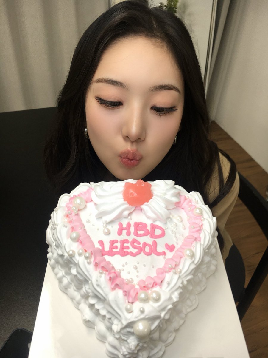 We_KiiiKiii's tweet photo. [📸] 
260918 💗HAPPY LEESOL DAY🥳💗

#KiiiKiii #키키
#LEESOL #이솔
#HAPPY_LEESOL_DAY https://t.co/dSfTqTDm1u