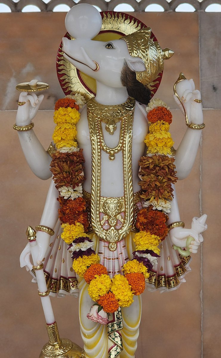 pvsubramanyam's tweet photo. Keep this photo and statue in your office, home,  car,...you can keep away the booth pishas... https://t.co/l4JqkPY5vw