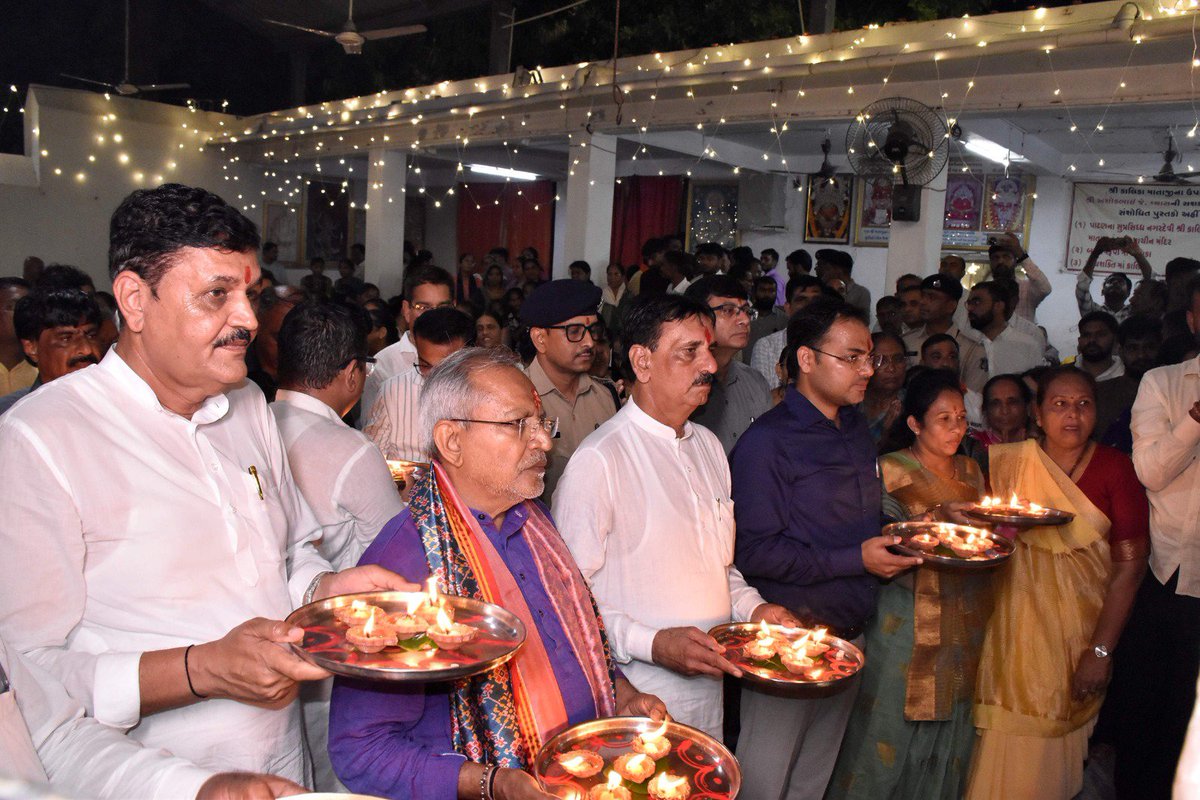 CollectorPatan's tweet photo. ‘આશીર્વાદનો દીવો’

પાટણ જિલ્લામાં ૫,૬૪,૪૦૦ સ્થળોએ ‘આશીર્વાદનો દીવો’ પ્રજ્વલિત કરી સેવા સંકલ્પનો સંદેશ ગુંજ્યો

રાણકીવાવ ખાતે ભવ્ય દીપોત્સવ અને ભદ્રકાળી માતાના મંદિર ખાતે ૫,૦૦૦ દિવડાની રોશની સાથે મહા આરતી યોજાઈ.

@CMOGuj https://t.co/uvl8ebw9dJ