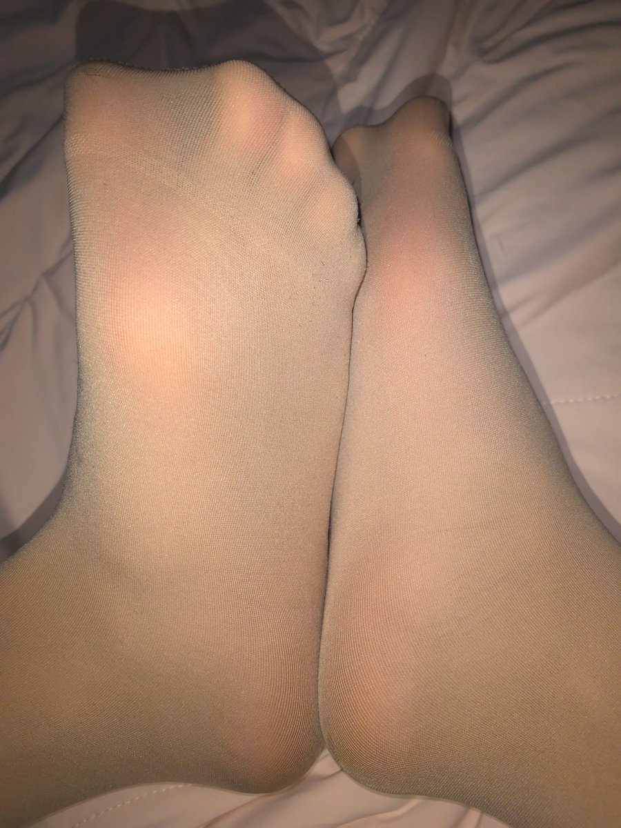 AiSiDeXNH's tweet photo. 降温了，可以穿喜欢的厚肉连裤袜了，hh~
#肉���连裤袜 #肉丝 https://t.co/Mmvqf6bm0x