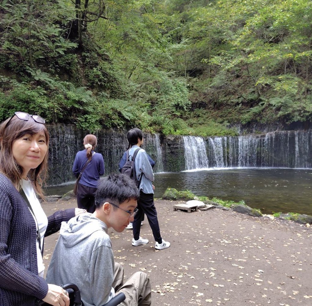 sanapoe's tweet photo. 軽井沢に行って来ましたよ。
1日目は何とか雨降らず☔
軽井沢タリアセンをお散歩。
白糸の滝、中学で行ったらしいが、記憶になし。
ホテルが可愛かった。暗くて分かりにくいね。 https://t.co/FQROBTKR2T
