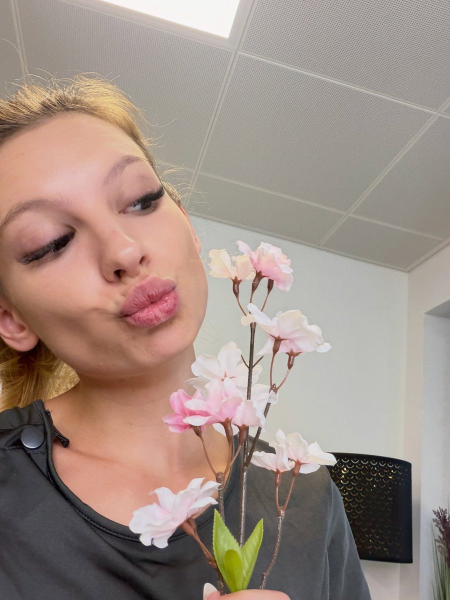 kattylmassagee's tweet photo. Habe heute Blumen Geschenk bekommen 🥰 https://t.co/LCB4de0OTl