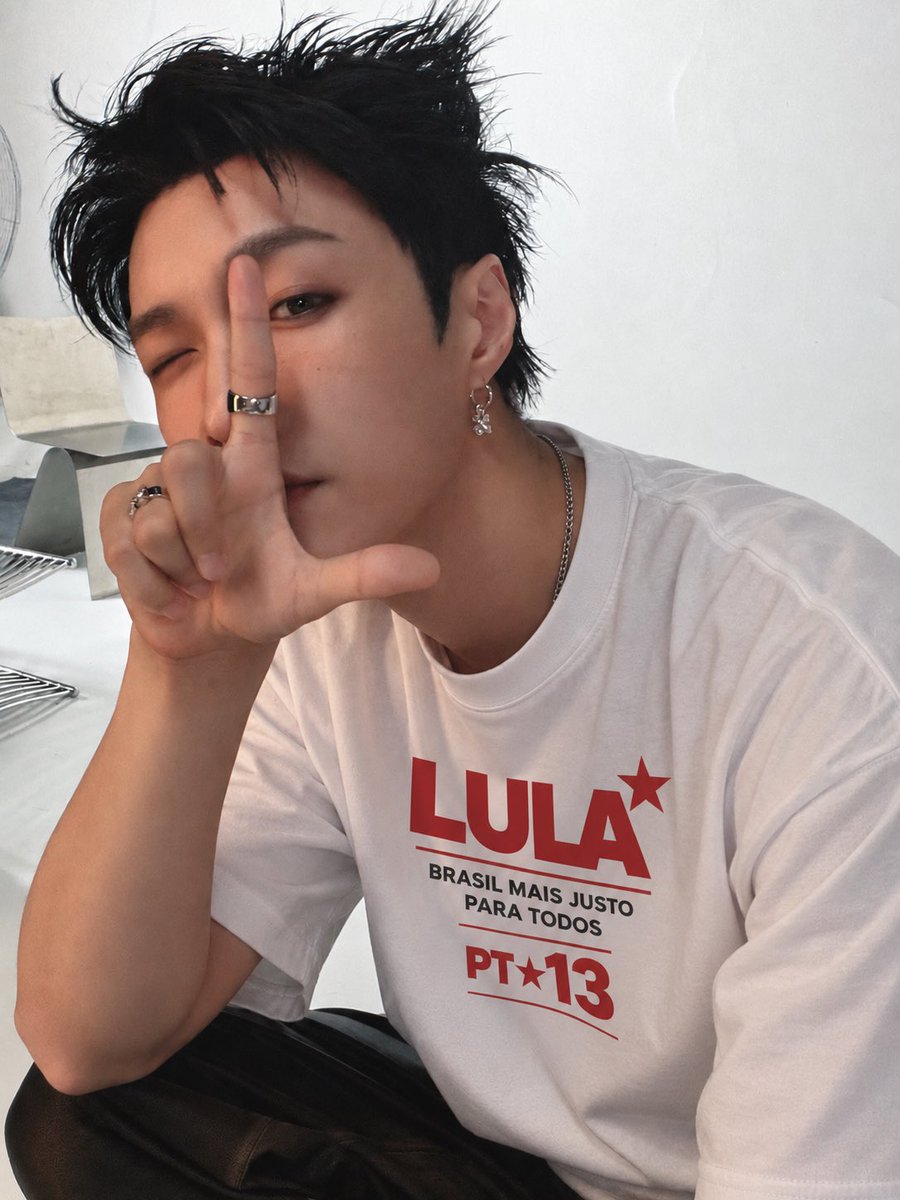suhopapito's tweet photo. Lay Yixing do EXO usando camisa do PT 13 e fazendo o L https://t.co/OquTA3bQ01