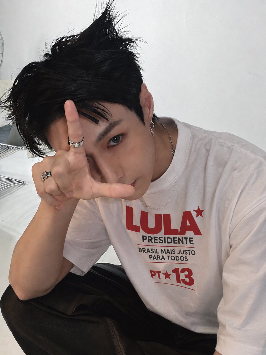 suhopapito's tweet photo. Lay Yixing do EXO usando camisa do PT 13 e fazendo o L https://t.co/OquTA3bQ01