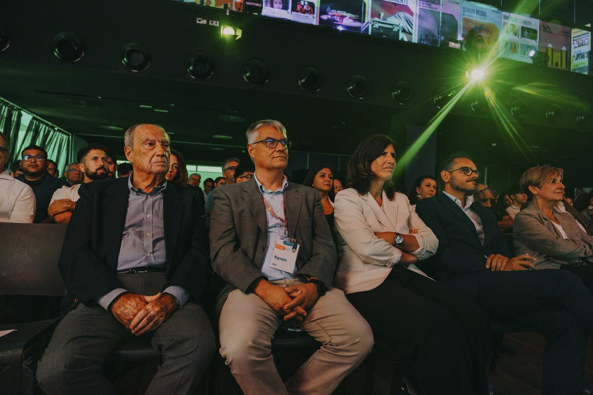 ceeivalencia's tweet photo. “Después de salir de El Corte Inglés podría haberme dedicado a jugar al golf. Decidí emprender y meterme en el follón”.

@GimenoDimas habla con @claramontesinos sobre las decisiones que tomado en su trayectoria y cómo manejarse entre el riesgo y el acierto.

#SOMMOSconnecta26 https://t.co/q7xBaa6tZv