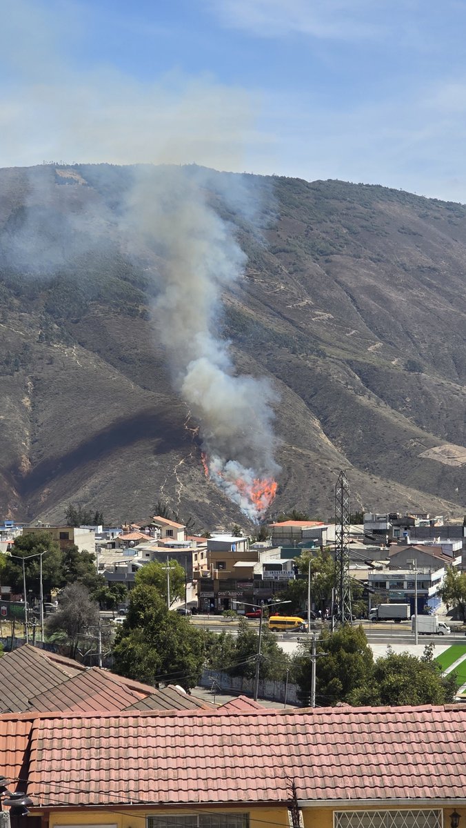 higuerahernan's tweet photo. 🔴 Nuevo incendio forestal en el cerro Casitagua, en San Antonio de Pichincha. La unidad aérea de @BomberosQuito hace descargas de agua para sofocar el nuevo incendio. https://t.co/9t0lLOziP7