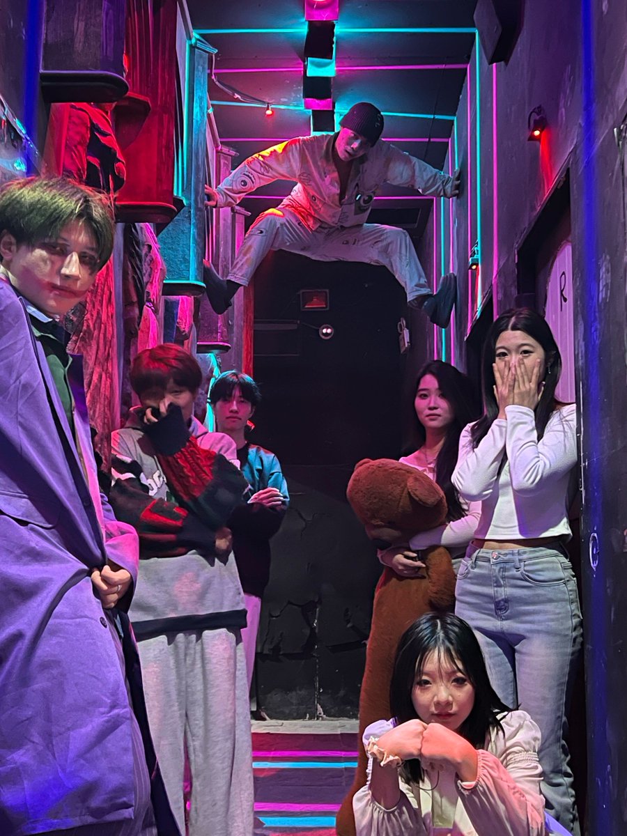 HelenClinkii's tweet photo. Tried this new escape room at midnight—1 hour of scrambling for clues, screaming when a hidden figure jumped out, and finally escaping with 2 mins left  10/10 adrenaline rush, already booking the next one!， https://t.co/VsdLhufvYO