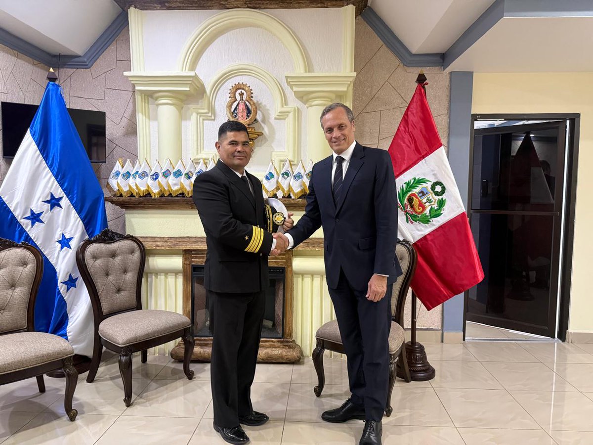 EmbaPeruHondu's tweet photo. Visita del embajador del Perú César Larrain al Estado Mayor General Naval de Honduras.

Continuando con sus visitas protocolares el embajador Larrain visitó hoy dicha instalación naval. https://t.co/qqNI0hvPKA