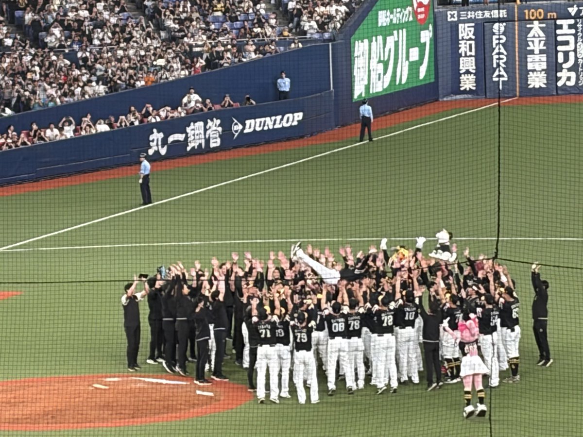 puypuyo0207's tweet photo. ホークス優勝🏆
初めて現地での胴上げ観れて満足です！
9連勝で決めるとこがホークスっぽい https://t.co/zAlrw84Y7Z