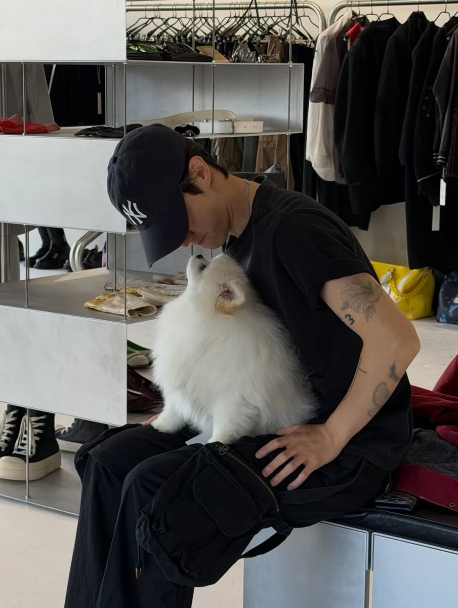 wwmarktuan's tweet photo. 260917  Vesper. dog  IG post 🐾

Mark &amp; Edna 🐶

🔗 https://t.co/n8sb0OOLP9 

#MarkTuan #段宜恩 #마크 
@marktuan @DNAmngmnt https://t.co/I7IKRpQUmZ