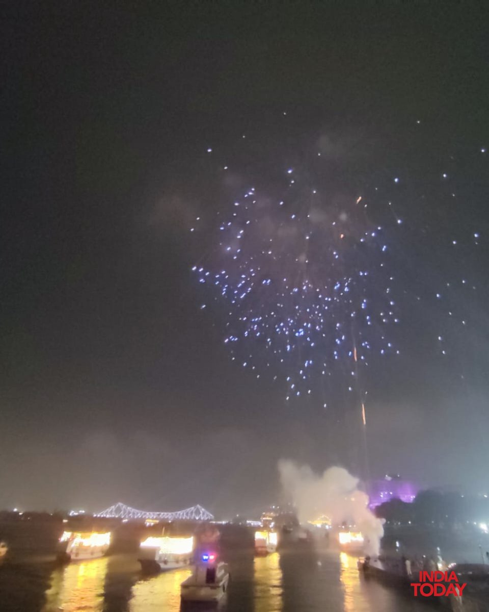 IndiaToday's tweet photo. Kolkata: On the occasion of Prime Minister Narendra Modi's birthday, the River Ganges has been decked up, accompanied by a dazzling display of fireworks.
#PMModi #NarendraModi #ModiBirthday #Kolkata #Ganga #ITPhotoblog #NamoAt76 https://t.co/ODj8bTdPkO