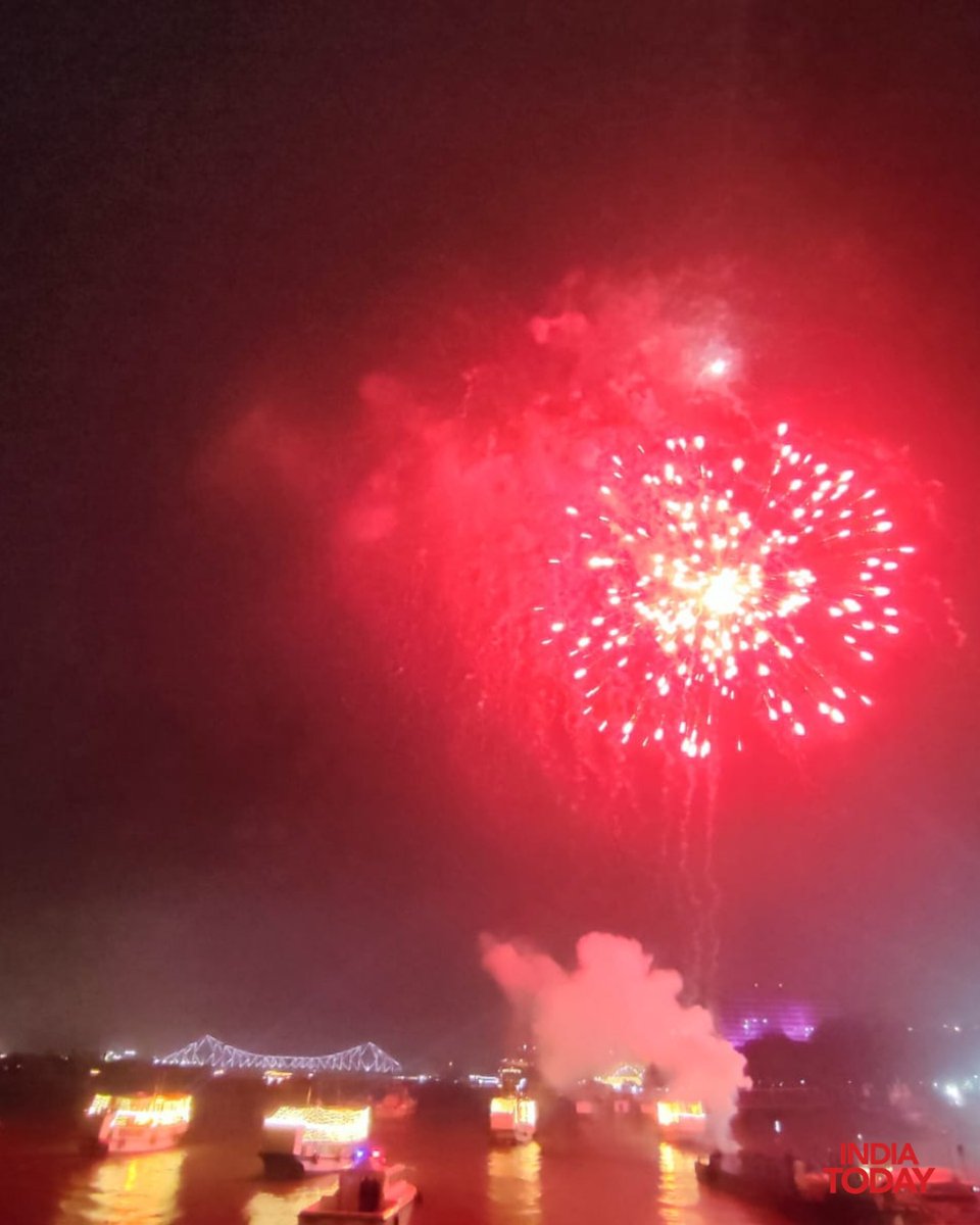 IndiaToday's tweet photo. Kolkata: On the occasion of Prime Minister Narendra Modi's birthday, the River Ganges has been decked up, accompanied by a dazzling display of fireworks.
#PMModi #NarendraModi #ModiBirthday #Kolkata #Ganga #ITPhotoblog #NamoAt76 https://t.co/ODj8bTdPkO