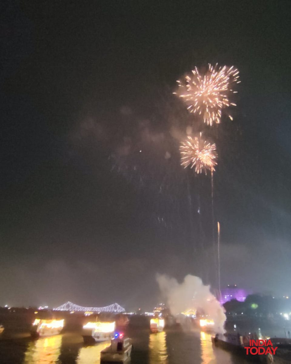 IndiaToday's tweet photo. Kolkata: On the occasion of Prime Minister Narendra Modi's birthday, the River Ganges has been decked up, accompanied by a dazzling display of fireworks.
#PMModi #NarendraModi #ModiBirthday #Kolkata #Ganga #ITPhotoblog #NamoAt76 https://t.co/ODj8bTdPkO