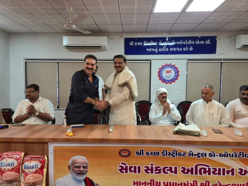VinodChavdaBJP's tweet photo. ‘સેવા સંકલ્પ અભિયાન’

આજરોજ કે.ડી.સી.સી. બેન્ક, ભુજ દ્વારા માનનીય વડાપ્રધાન શ્રી નરેન્દ્રભાઈ મોદીજીના જન્મદિવસ નિમિત્તે સેવાકીય પ્રવૃત્તિ અંતર્ગત જરૂરિયાતમંદ પરિવારોને પોષણયુક્ત અનાજની કીટનું વિતરણ કરવામાં આવ્યું…(1/1)

#HappyBirthdayPMModi https://t.co/W5Xvq76G4G