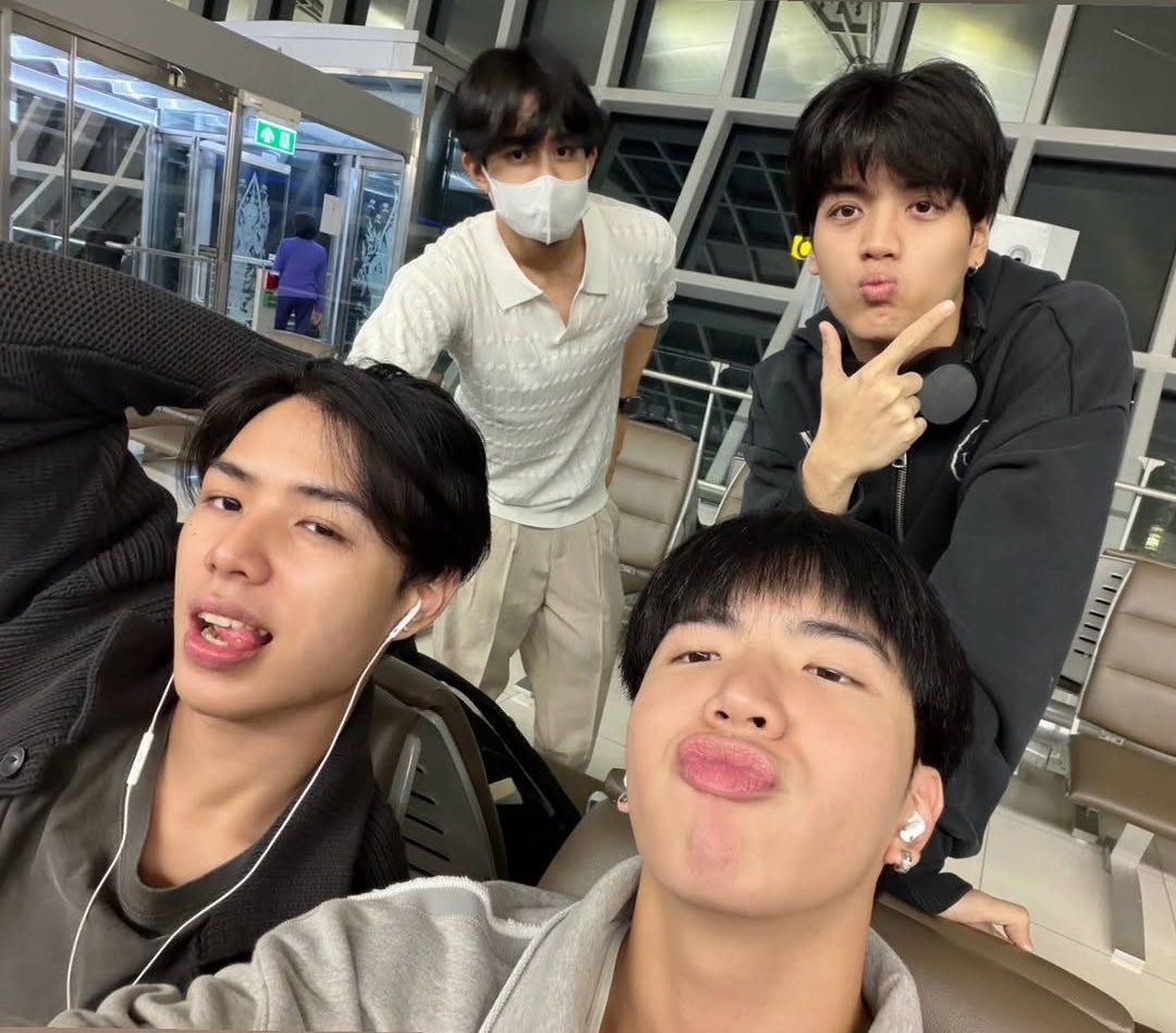 BarcodetinTrend's tweet photo. เดินทางปลอดภัยทั้งสี่ใบเลยนะครับ🤍✈️

#barcodetin #CLO_VER 
#CLOVERFANSIGNINSYDNEY https://t.co/szPmVHFkmd