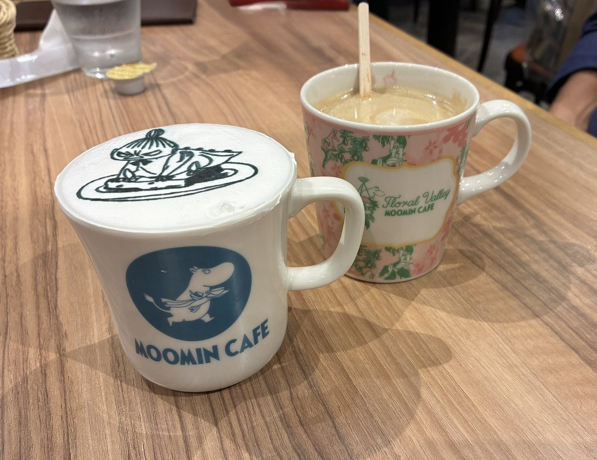 sanapoe's tweet photo. またまた雨を避けて、アウトレットへ。ムーミンカフェでお茶しました。
寒かったのでトレーナー買いました。
軽井沢は犬を連れてる人多し、ほとんどがトイプー。何故？
夜ご飯はうどん屋さんでグリーンカレーうどん。美味かった。 https://t.co/nsWCFeaVEu