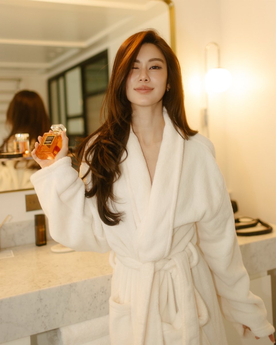 lscharchives's tweet photo. 🧖🏻‍♀️🫧

#CrushAbsolu 
#CocoMademoiselle
#CHANELFragrance
#lalinalena #ลีน่าลลินา https://t.co/kMjxNVhviY