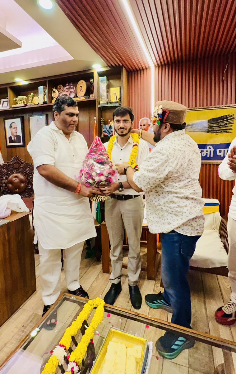 RishiGupta_31's tweet photo. पटपड़गंज विधानसभा के विधानसभा अध्यक्ष डॉ. कुलदीप भंडारी जी एवं संगठन मंत्री श्री दिनेश कुमार नगर जी द्वारा दिए गए स्नेह, प्यार और सम्मान के लिए हृदय की गहराइयों से उनका बहुत-बहुत धन्यवाद एवं आभार।🙏🏻

#TeamPatparganj #Ward199 #Mandawali #aamaadmiparty https://t.co/XYO9nFPHah