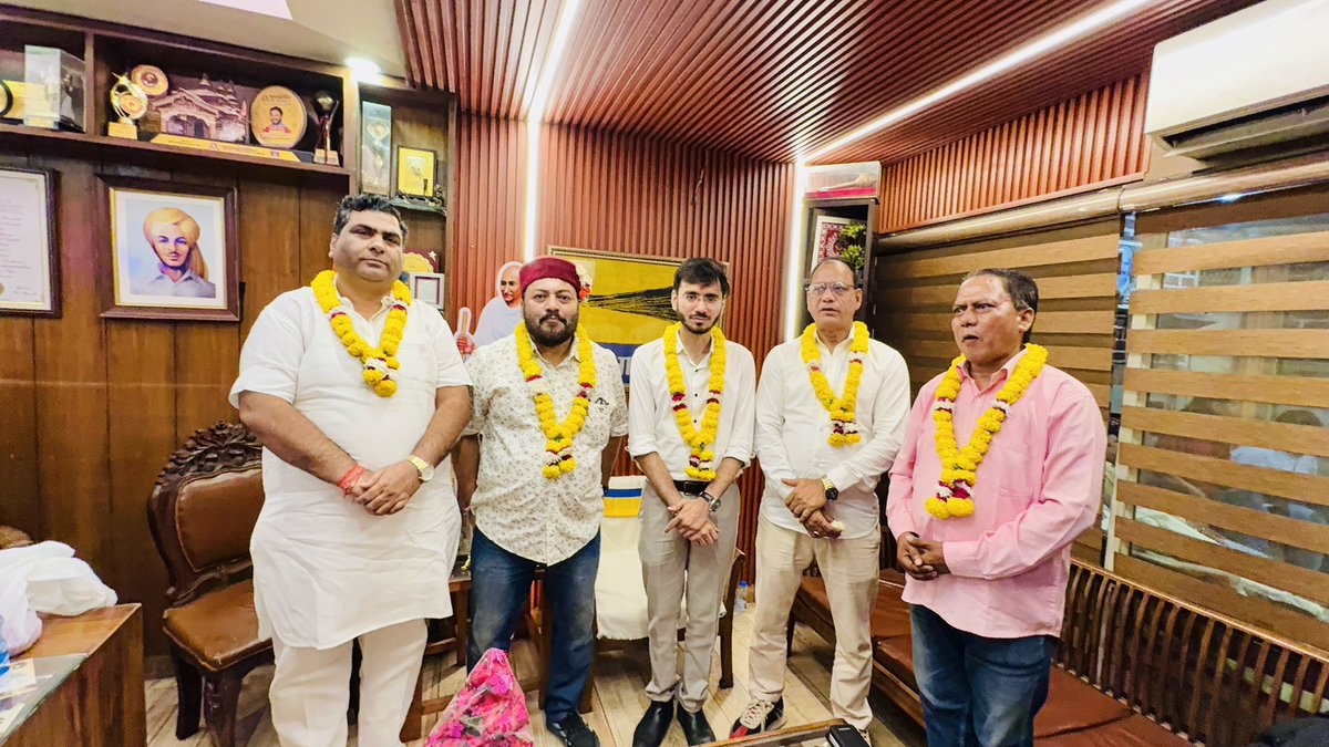 RishiGupta_31's tweet photo. पटपड़गंज विधानसभा के विधानसभा अध्यक्ष डॉ. कुलदीप भंडारी जी एवं संगठन मंत्री श्री दिनेश कुमार नगर जी द्वारा दिए गए स्नेह, प्यार और सम्मान के लिए हृदय की गहराइयों से उनका बहुत-बहुत धन्यवाद एवं आभार।🙏🏻

#TeamPatparganj #Ward199 #Mandawali #aamaadmiparty https://t.co/XYO9nFPHah