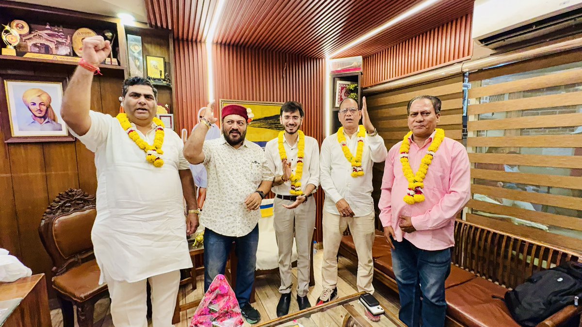 RishiGupta_31's tweet photo. पटपड़गंज विधानसभा के विधानसभा अध्यक्ष डॉ. कुलदीप भंडारी जी एवं संगठन मंत्री श्री दिनेश कुमार नगर जी द्वारा दिए गए स्नेह, प्यार और सम्मान के लिए हृदय की गहराइयों से उनका बहुत-बहुत धन्यवाद एवं आभार।🙏🏻

#TeamPatparganj #Ward199 #Mandawali #aamaadmiparty https://t.co/XYO9nFPHah