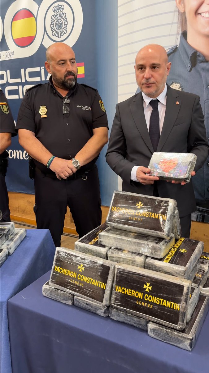 carlosprietogo's tweet photo. El crim organitzat no entén de fronteres. La cooperació policial, tampoc.

Avui hem presentat l’Operació Kanun, investigada per la UDYCO i el GRECO Costa del Sol, amb la participació decisiva de les brigades de policia judicial de la Jefatura Superior de Catalunya de @policia. 
Una operació que ha permès desarticular una xarxa internacional que transportava cocaïna des del sud fins a Catalunya per distribuir-la posteriorment per Europa.

15 persones detingudes, 12 de les quals ja són a presó, i més de 2.700 quilos de cocaïna intervinguts.

Insisteixo: Catalunya no serà refugi per al crim organitzat. Poden tenir recursos, logística i sofisticació. Però no tindran impunitat.