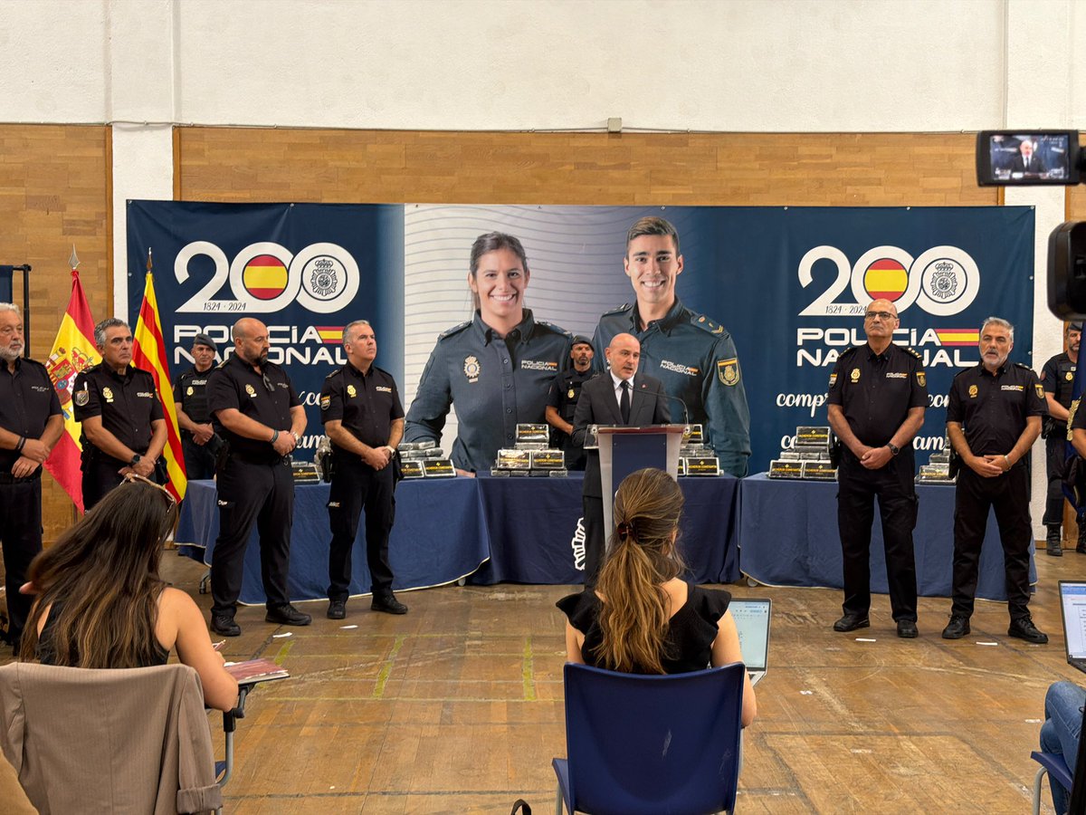 carlosprietogo's tweet photo. El crim organitzat no entén de fronteres. La cooperació policial, tampoc.

Avui hem presentat l’Operació Kanun, investigada per la UDYCO i el GRECO Costa del Sol, amb la participació decisiva de les brigades de policia judicial de la Jefatura Superior de Catalunya de @policia. 
Una operació que ha permès desarticular una xarxa internacional que transportava cocaïna des del sud fins a Catalunya per distribuir-la posteriorment per Europa.

15 persones detingudes, 12 de les quals ja són a presó, i més de 2.700 quilos de cocaïna intervinguts.

Insisteixo: Catalunya no serà refugi per al crim organitzat. Poden tenir recursos, logística i sofisticació. Però no tindran impunitat.