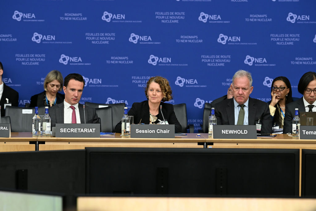 OECD_NEA's tweet photo. As #AI computing demands grow, nuclear energy is emerging as a critical enabler. AI offers opportunities to accelerate licensing, ease construction and improve operations of nuclear power plants.

#RoadmapsToNewNuclear explored insights and steps needed for the next decade. 🪜 https://t.co/PYnktj15XE