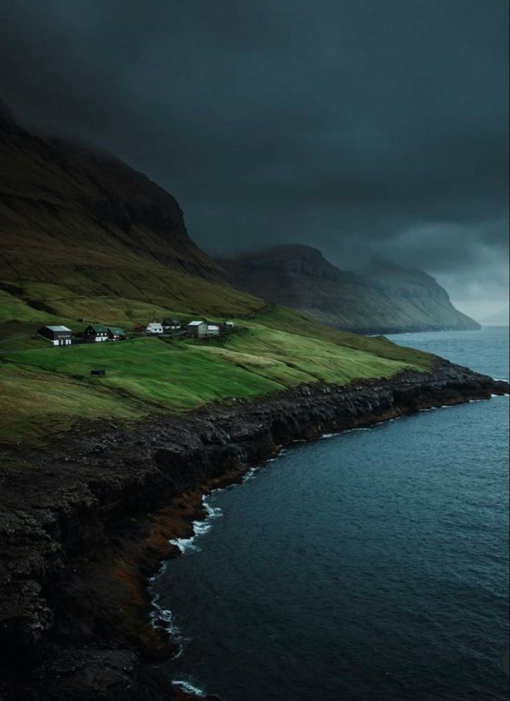 gloomyvisuaIs's tweet photo. gloomy island https://t.co/wBtc4mwGyY