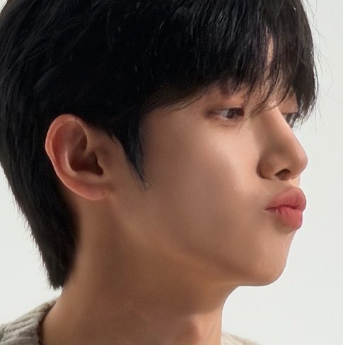 gppfll's tweet photo. 눈코 완전 콱뚝남자인데
한바가지 입쑬 때매 듀 https://t.co/foUUGDsNlI