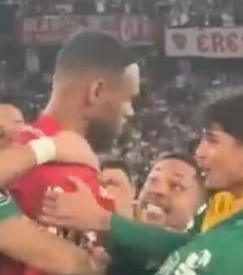 gicagrecco's tweet photo. O Carlos Miguel tentando manter a marra e ai você olha bem e tem um Roque de 1,60 em completo surto e o Barboza abraçando ele como se a vida dele dependesse disso kkkkkkkkkkkkk https://t.co/AY1yJcUl7V