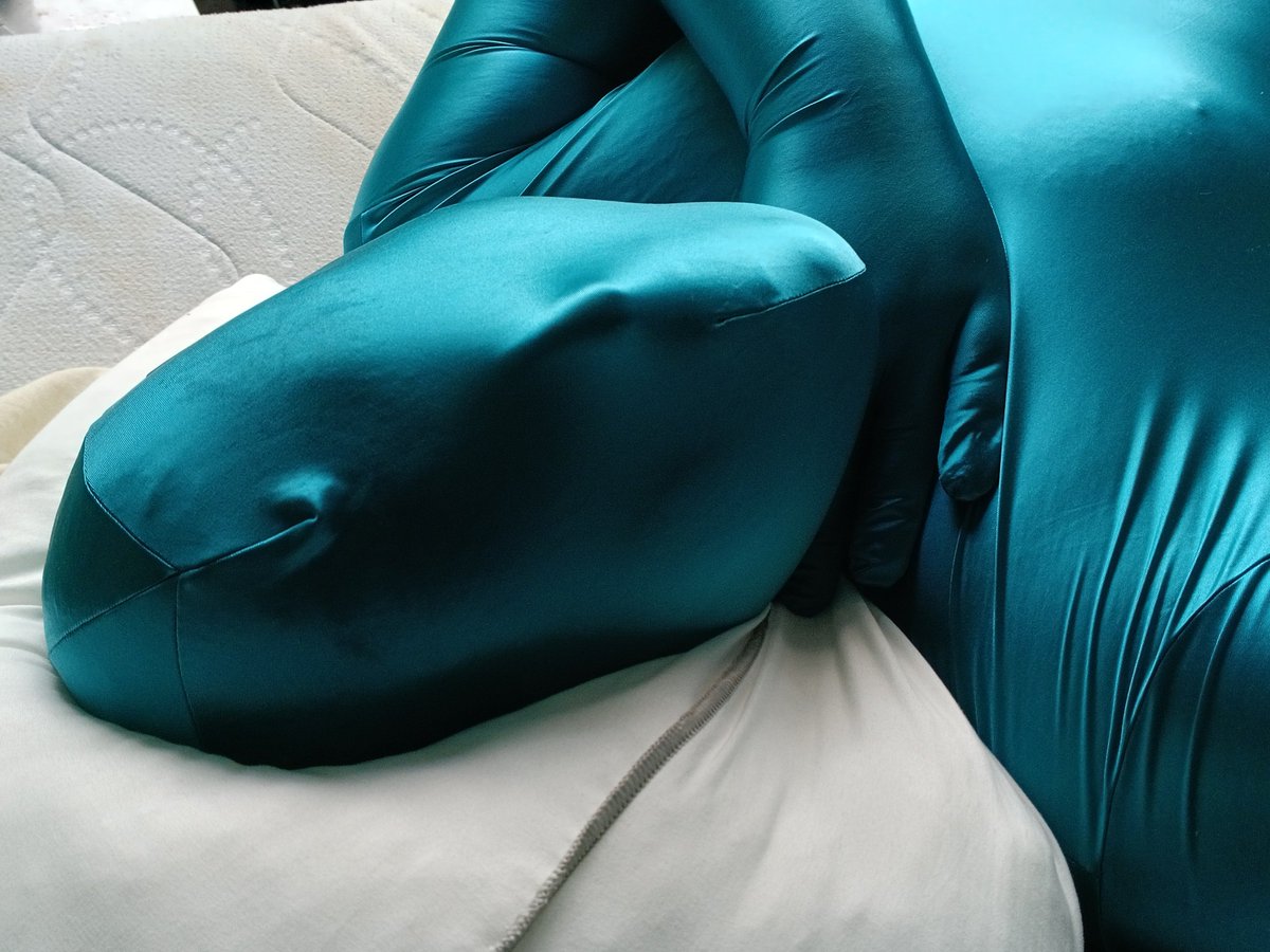 beanszentai's tweet photo. Hmm so smooth! 
#zentai #zentaifetish https://t.co/rsKCG44Q1v