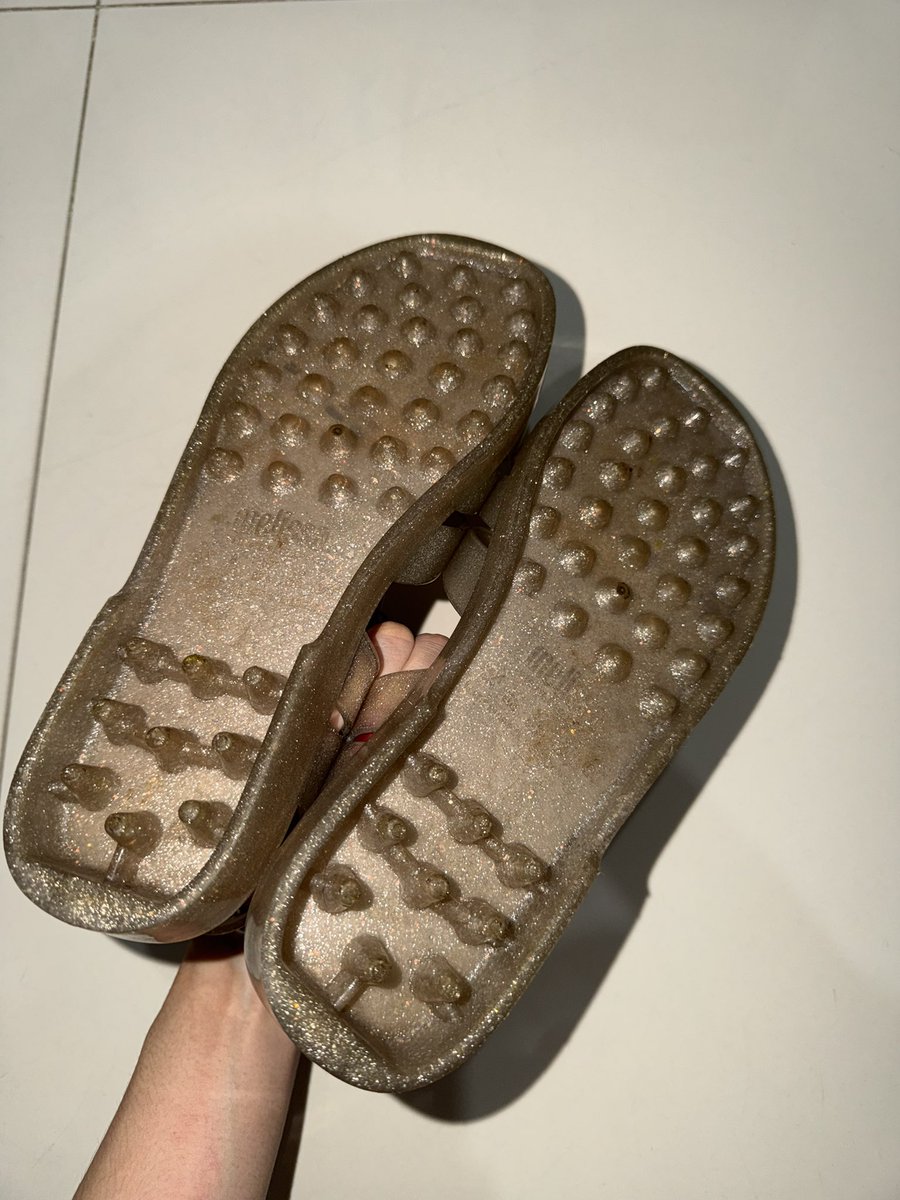 byjayee3's tweet photo. Melissa สี beige silver glitter👟
ไซส: 39
สภาพ: ตามในรูป 

300 รวมส่ง📦

📩 สนใจ dm เลยค่า
#ส่งต่อเสื้อผ้า #เสื้อผ้ามือสอง #ส่งต่อเสื้อผ้ามือสอง #กางเกงมือสอง #กางเกงยีนส์ #กระโปรง #โล๊ะตู้มือสอง #เสื้อผ้ามือสองสภาพดี #melissa #รองเท้ามือสอง #รองเท้า https://t.co/tfBtuOVXCz