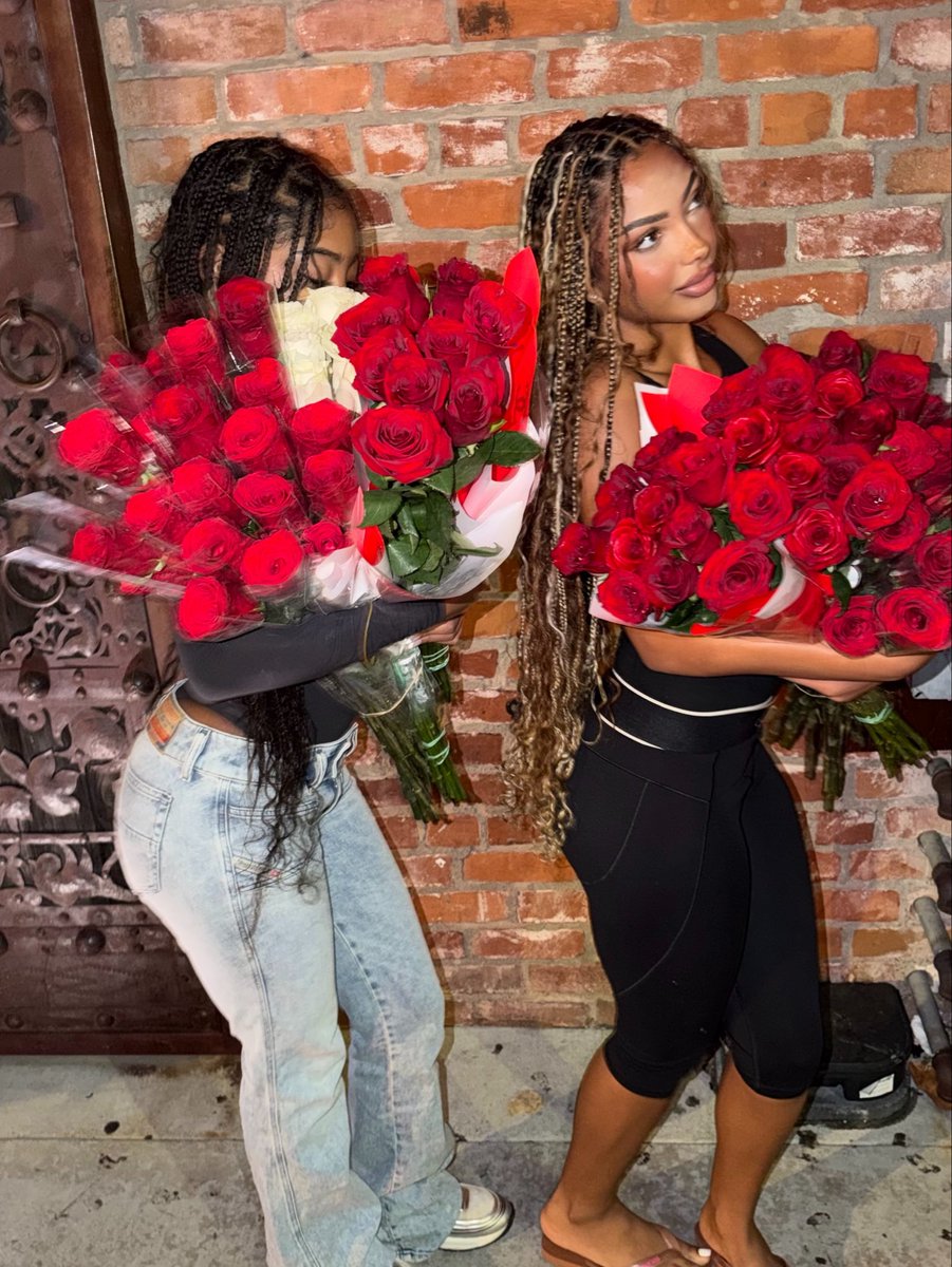 meekobands's tweet photo. roses🖤 https://t.co/QdMckzOfdO