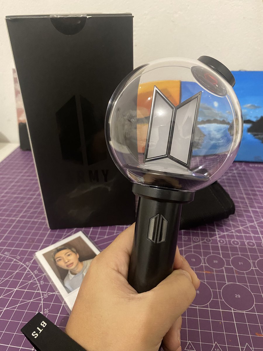 _deuxt's tweet photo. Queria deixar aqui minha recomendação pra @thv_coll3ctor 🥹💜
Minha Army Bomb chegou hoje e eu tô simplesmente APAIXONADA! 😭✨ 
Oficial, perfeita e chegou tudo certinho!
Desde o início a Haru foi super transparente com todo o processo. Muito obrigada Haru! https://t.co/lYRB667SqF