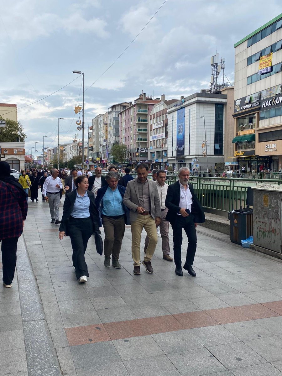 ferudunlider's tweet photo. Sultanbeyli’mizin ulaşım ve trafik sorunlarına yönelik kapsamlı bir değerlendirme gerçekleştirdik.

İstanbul Büyükşehir Belediyesi Yol Bakım ve Onarım Müdürümüz, Ulaşım Koordinasyon Müdürümüz, Otobüs Hatları Müdürümüz ve İSPARK sorumlularımızın yanı sıra; Sultanbeyli Motorlu Taşıyıcılar ve Şoförler Esnaf Odası Başkanı Sn. Serdar Şahinoğlu ve Sultanbeyli Ticari Minibüsçüler Derneği Başkanı Sn. Murat Budak’ın katılımıyla bir araya geldik.

Toplantımızda Sultanbeyli’mizin trafik sorunlarını, bakım ve onarım ihtiyaçlarını, yaya yollarımızı, ana arterlerimizi ve yan yollarımızı ele alarak çözüm önerilerini değerlendirdik. Ardından sahada yerinde incelemelerde bulunduk.

Kapsayıcı hizmet anlayışımızla, Sultanbeyli’mizin ihtiyaçlarını yerinde tespit ederek çözüm odaklı çalışmalarımızı sürdüreceğiz.

Sultanbeyli’miz için çalışmaya, üretmeye ve birlikte çözüm geliştirmeye devam edeceğiz.