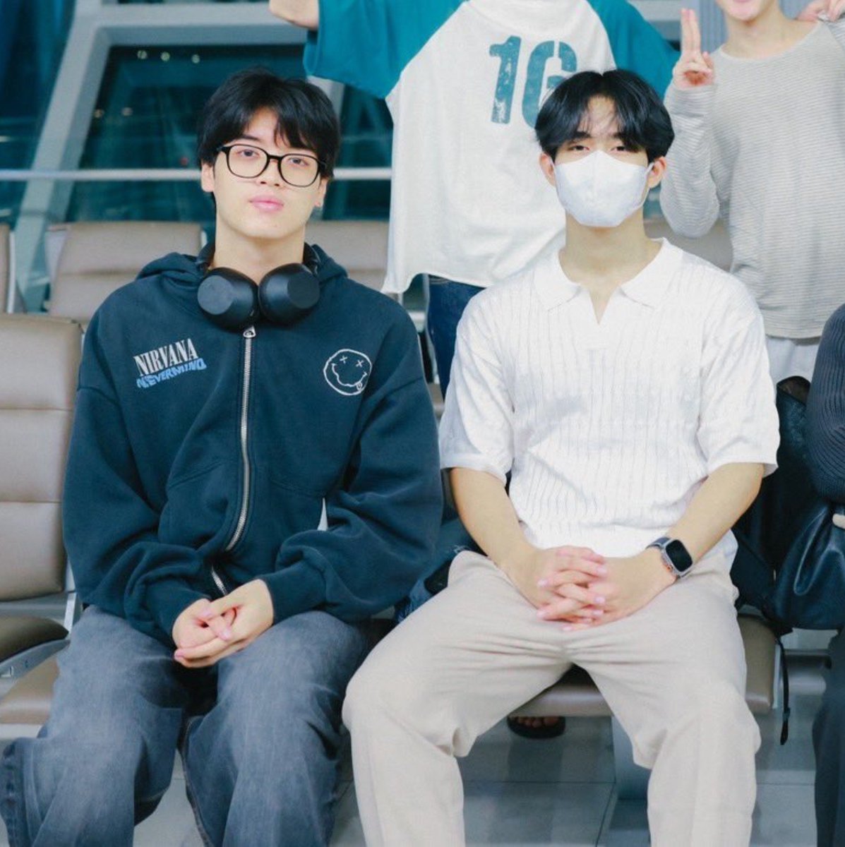 formysunflower_'s tweet photo. They look like they’ve been married for 20 years 😭😂🤍

#CLO_VER 
#barcodetin #aliazhl_ https://t.co/16NT0MWHkn
