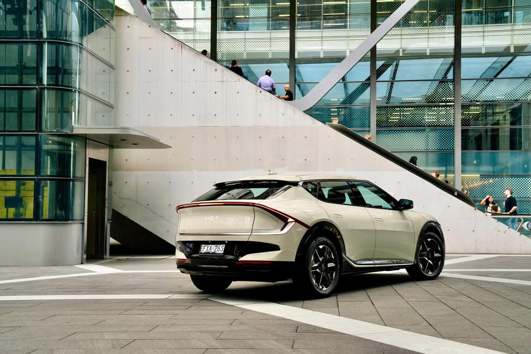 DorlaBasseqw's tweet photo. Sharp lines, electric drive, and built to stand out in the city. The Kia EV6 moves differently. https://t.co/Hcgk7PnLFh