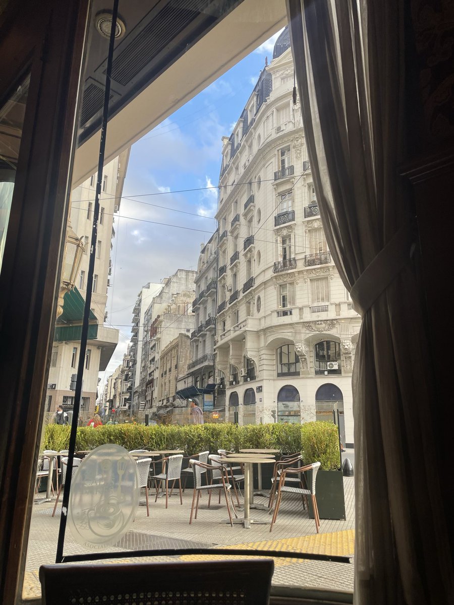 pidoelsilencio's tweet photo. solo necesitas un libro, vestirte coqueta e ir al bar más lindo de Buenos Aires https://t.co/ENHmZvQDBR